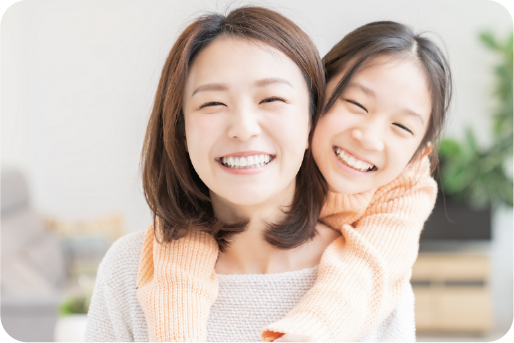 母と娘が安心して笑顔でいる